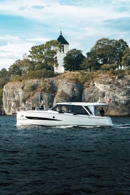 Electric boat cruise in Telemark The electric boat cruises on the waters of Telemark, among beautiful landscapes.